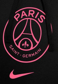 Schwarzer Hoodie mit einem runden Logo, das "PARIS" in Pink, ein Fußballmotiv, eine Fleur-de-Lis und den Text "SAINT-GERMAIN" darunter zeigt. Nike-Logo in Pink.