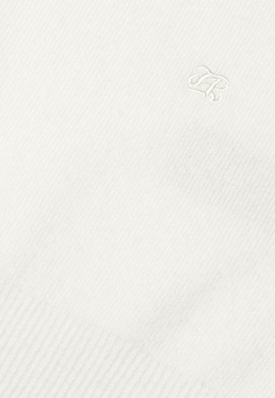 Suéter de punto blanco con una textura suave, diseño acanalado y un logo bordado discreto en el centro. Ligero y acogedor, ideal para superponer.