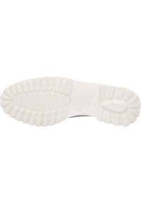 Suela de zapato de goma blanca con un patrón de agarre texturizado, con bordes redondeados y logo de marca en relieve. Superficie lisa con un diseño sólido.