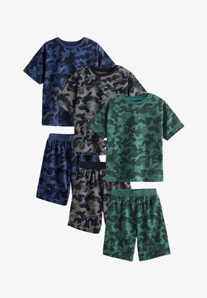 Tre sæt kortærmede skjorter og shorts med blå, grå og grøn camouflage mønstre på en hvid baggrund.