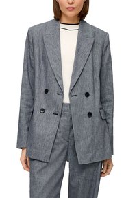 Grijze dubbelrijige blazer met geklede revers, gestructureerde stof, zwarte knopen, voorzakken, gecombineerd met een wit gestreept topje en bijpassende broek.