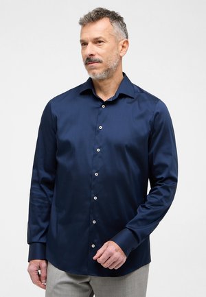 Marineblaues Hemd mit Knopfleiste aus glattem, glänzendem Stoff, kentkragen und weißen Knöpfen. Hat lange Ärmel und eine normale Passform.