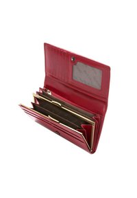 Portafoglio in pelle rossa con hardware dorato, multiple fessure per carte e scomparti. Presenta una finestra trasparente per l'ID e una superficie strutturata.