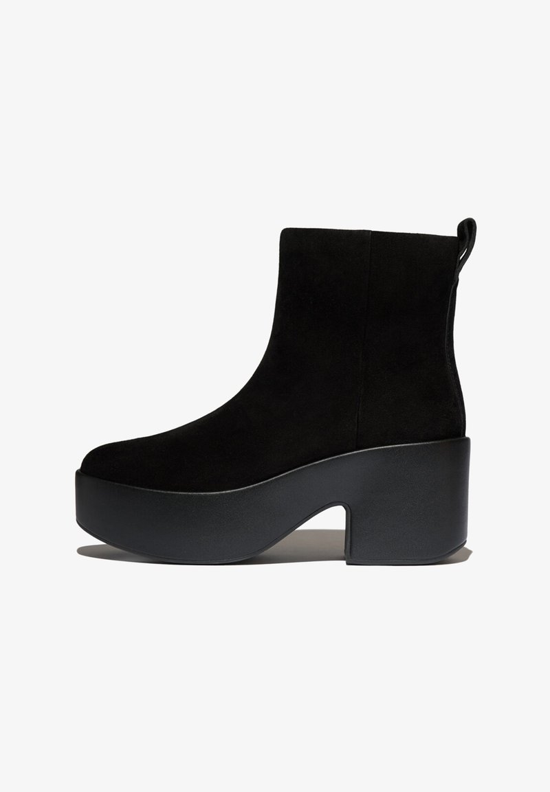 Bottes noires à la cheville avec une texture en daim, dotées d'une semelle plateforme et d'un talon épais, conçues avec une languette à l'arrière pour faciliter l'enfilage.