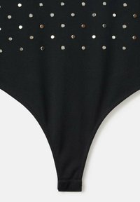 Czarny body o dopasowanym kroju, z rozrzuconymi metalicznymi ćwiekami z przodu i wysokim rozcięciem nogawki. Gładka faktura materiału.