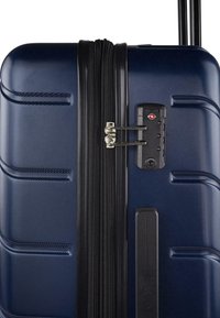 Maleta dura de color azul oscuro con una superficie texturizada, cremalleras dobles y un candado de combinación. Incluye un asa negra resistente para un fácil transporte.