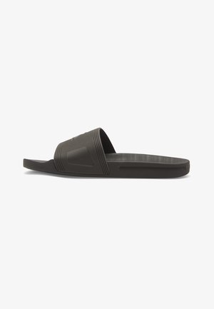 Zwarte rubberen slippersandalen met een gestructureerde bovenkant met horizontale lijnen en een gevormde voetbed, platte zool voor comfort.