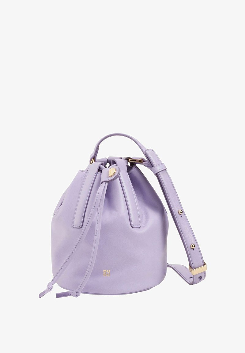 Borsa a secchiello in pelle lavanda con hardware dorato, chiusura a cordoncino e tracolla regolabile. Caratterizzata da un design minimalista e dettaglio del logo.