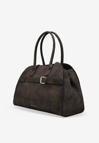 Bolsa tote de imitación cuero marrón oscuro con asas dobles, un acento de hebilla plana, acabado texturizado y forma estructurada.