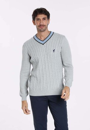 Pull en maille torsadée gris avec un col en V, présentant des accents de rayures bleu et noir. Poignets et ourlet côtelés, logo brodé sur la poitrine.