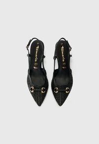 Zapatos de tacón en piel negra, con diseño tipo slingback, puntera afilada, patrón texturizado y detalles en hardware dorado. Talla 37 marcada en el interior.