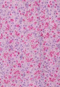 Blommönstrad tyg med ljuslila bakgrund, som har små rosa och lavendelfärgade blommor, delikata stjälkar och en mjuk textur.