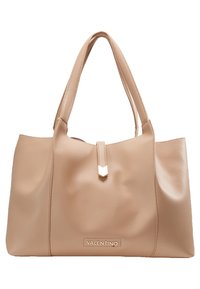 Beige läder Valentino handväska med dubbla handtag och ett centralt band som har ett litet guldfärgat pilformat spänne.