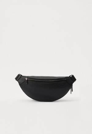 Mustast nahast vöökott kumerate joontega, ülemise tõmbluku sulgemisega, reguleeritava rihmaga ja kareda tekstuuriga. Minimalistlik stiil hõbedaste detailidega.