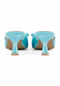 Mules à talons hauts satin aqua avec un embout arrondi et un talon effilé. Texture lisse et design simple avec une semelle extérieure beige.