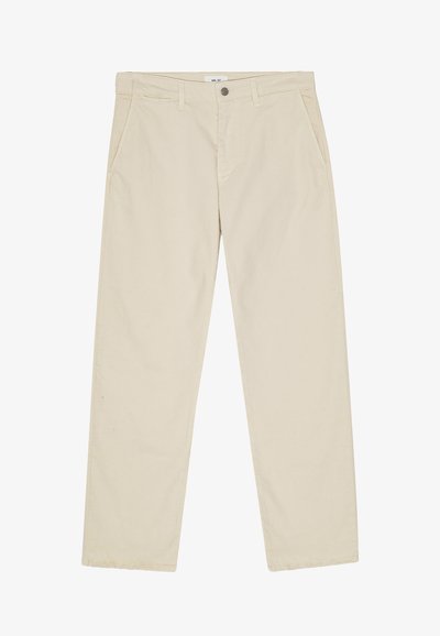 Beige Baumwollhosen mit geradem Bein, vorderen Taschen und einem Knopfverschluss an der Taille. Glatte Textur, minimale Nähdetails.