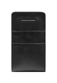 Tarjetero negro de cuero con tres ranuras para tarjetas, logo en relieve en la parte superior, textura suave y diseño minimalista.