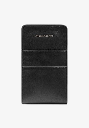 Zwarte leren kaarthouder met drie kaartvakken, geperst logo bovenaan, gladde textuur en minimalistisch ontwerp.