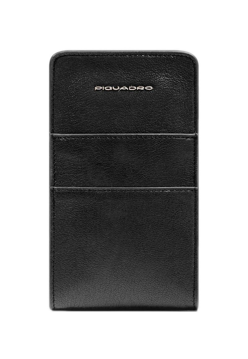 Tarjetero negro de cuero con tres ranuras para tarjetas, logo en relieve en la parte superior, textura suave y diseño minimalista.