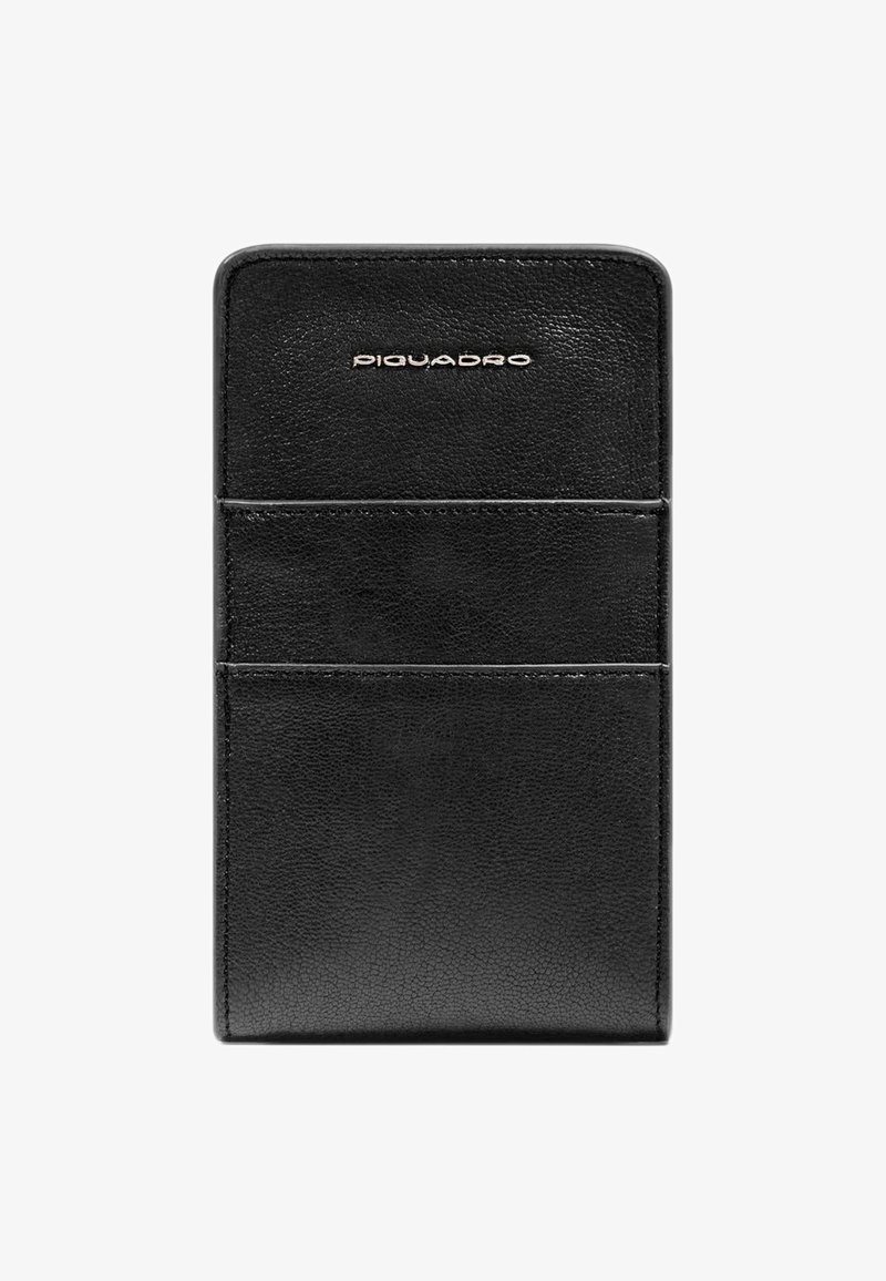 Tarjetero negro de cuero con tres ranuras para tarjetas, logo en relieve en la parte superior, textura suave y diseño minimalista.