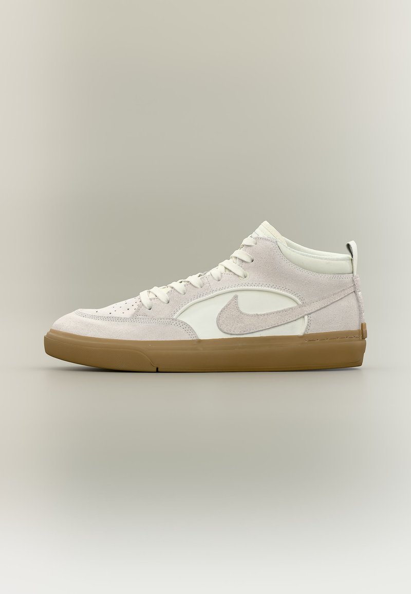Basket Nike montante en daim blanc et rose pâle avec semelle en gomme et logo swoosh marqué sur le côté, vue de l'extérieur.