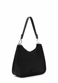 Schwarze Lederhandtasche mit strukturierter Oberfläche, geschwungenem Design und einem einzigen geflochtenen Tragegurt. Mit silberfarbener Hardware und einem dezenten Logo-Patch.