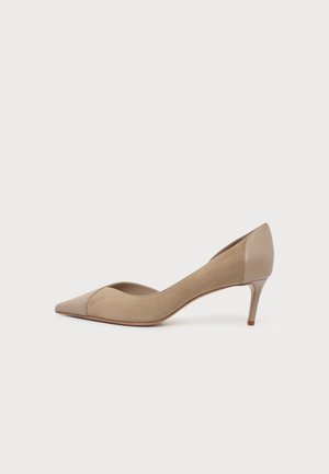 Beige stilethæl-sko med spids tå, ruskinds- og lædertekstur, lav hæl og udskåret side, vist i profil på hvid baggrund.