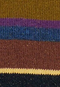 Primo piano di un tessuto lavorato a maglia multicolore con strisce orizzontali in senape, viola, blu, marrone, beige e nero.