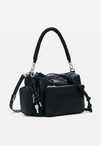 Zwarte leren handtas met een gevlochten handvat, meerdere met rits afsluitbare vakken, logodetail en zilveren accenten voor extra functionaliteit.