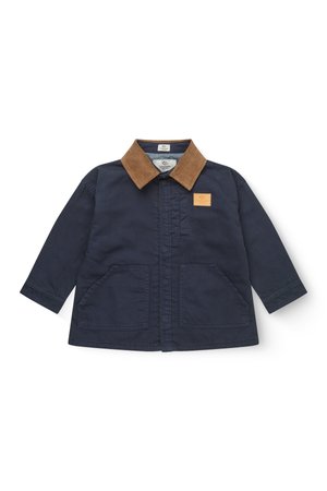 Veste pour enfant bleu marine avec col en velours côtelé marron, deux poches avant et une petite écusson marron sur la poitrine.
