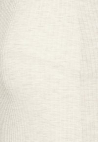 Tissu blanc côtelé, présentant une texture fine avec des variations subtiles. Le matériau est légèrement translucide et possède une finition lisse.