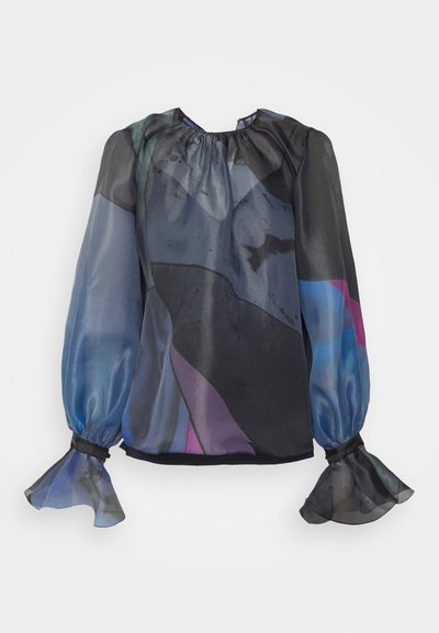 Blouse noire transparente avec de longues manches bouffantes. Présente des motifs abstraits multicolores en bleu, vert et violet. Encolure froncée et poignets évasés.
