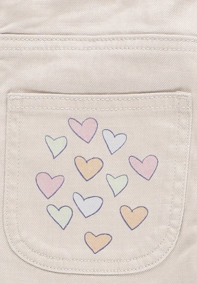 Tasca di tessuto beige con bordo cucito, caratterizzata da un motivo di cuori multicolori in tonalità pastello di rosa, blu, verde e arancione.