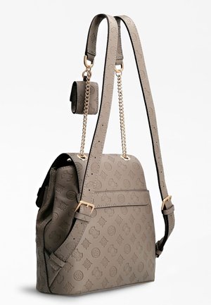 Sac à dos en cuir taupe avec logos géométriques en relief, détails en chaîne dorée, bretelles réglables et petite pochette attachée.