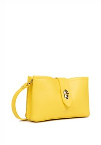 Geel leren clutch met een gestructureerde afwerking, gouden accenten en een sluiting met een haak. Bevat een polsband en heeft een gestructureerde vorm.