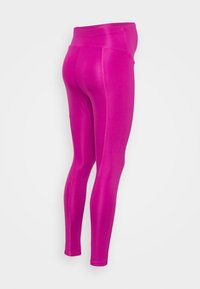 Leggings justos em tecido rosa brilhante. Cintura alta, textura suave e design de comprimento total com costuras planas. Sem padrões ou acentos visíveis.
