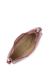 Borsa rettangolare con zip, in morbida pelle rosa scuro. L'interno presenta una fodera in tessuto beige. Chiusura e accessori in metallo argentato.