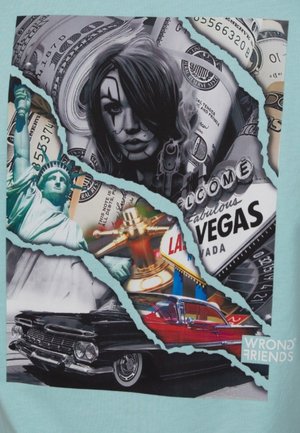 Grafica con un collage strappato di banconote, il volto di una donna, la Statua della Libertà, un'auto nera d'epoca e un cartello "Benvenuti a Las Vegas".