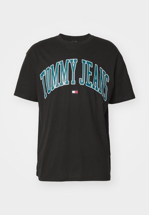 Zwarte katoenen t-shirt met "TOMMY JEANS" in vet turquoise letters. Ronde hals met korte mouwen en een klein logo accent.