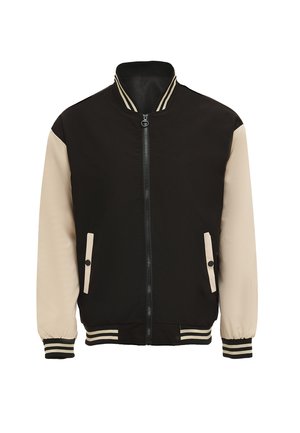 Zwarte en beige bomberjack met ritssluiting aan de voorkant, twee zakken met drukknoopsluitingen, ribgebreide kraag en manchetten, en gestreepte accenten.