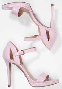 Sandali alti in pelle lucida rosa con design a taglio, fasce sottili alla caviglia e punta appuntita. Caratterizzati da un tacco a stiletto e finitura lucida.