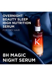 Kérastase Nutritive oljeserum i en brun gradientflaska med pump. Mörkblå sidenbakgrund. Angiven storlek 90 ml.