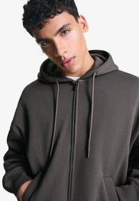 Bershka HOODIE - Sweater met rits - dark grey
