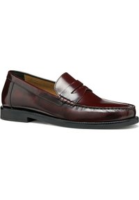 Mocassins en cuir marron avec un bout arrondi, des coutures détaillées et une finition lisse. Ils présentent une semelle noire basse et un design classique de sangle en penny.