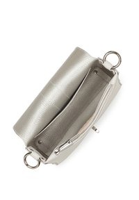 Borsa a pochette in pelle di un grigio chiaro con finitura texture. Presenta un compartimento con zip, hardware argentato e attacco ad anello.