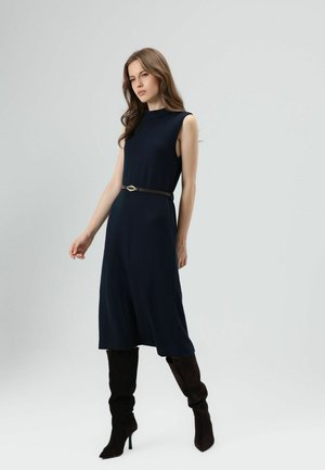 BELT INCLUDED - Gebreide jurk - navy