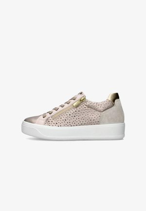 Sneakers in suede perforato rosa chiaro con punta in metallo dorato, zip laterale e suola in gomma bianca. Presentano lacci rotondi e dettagli testurizzati.