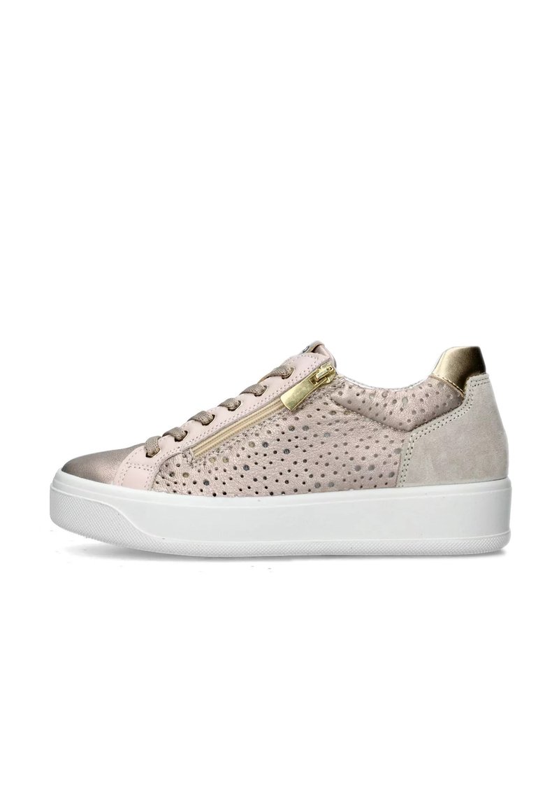 Sneakers in suede perforato rosa chiaro con punta in metallo dorato, zip laterale e suola in gomma bianca. Presentano lacci rotondi e dettagli testurizzati.