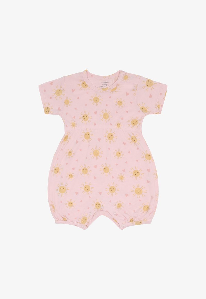 Barboteuse rose à manches courtes pour bébé avec un soleil jaune souriant et de petits motifs de cœurs, col rond et boutons-pression à l'entrejambe.