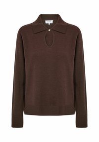 Suéter de punto marrón con cuello tipo polo y detalle en forma de ojo de cerradura, con mangas largas y dobladillo acanalado. Fabricado en una suave mezcla de lana.